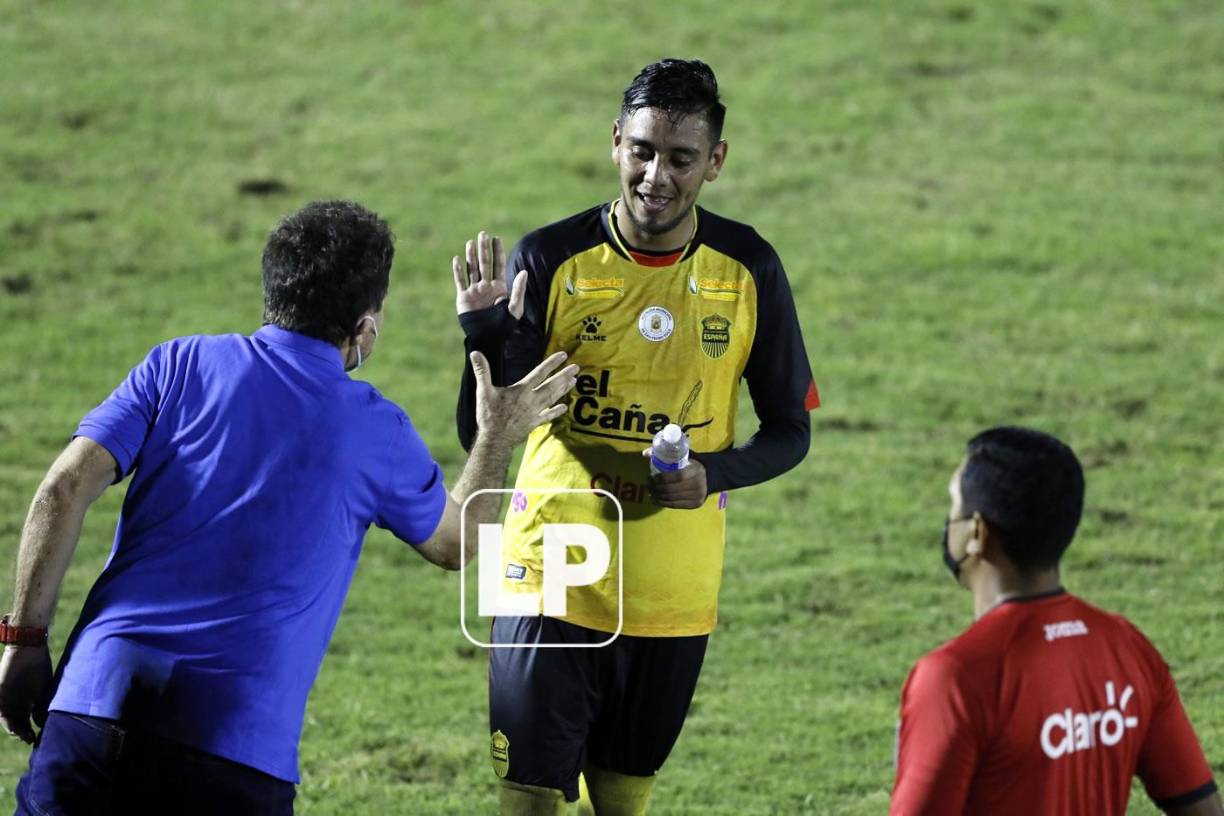 Héctor Vargas felicitando a Mayron Flores por el partido.
