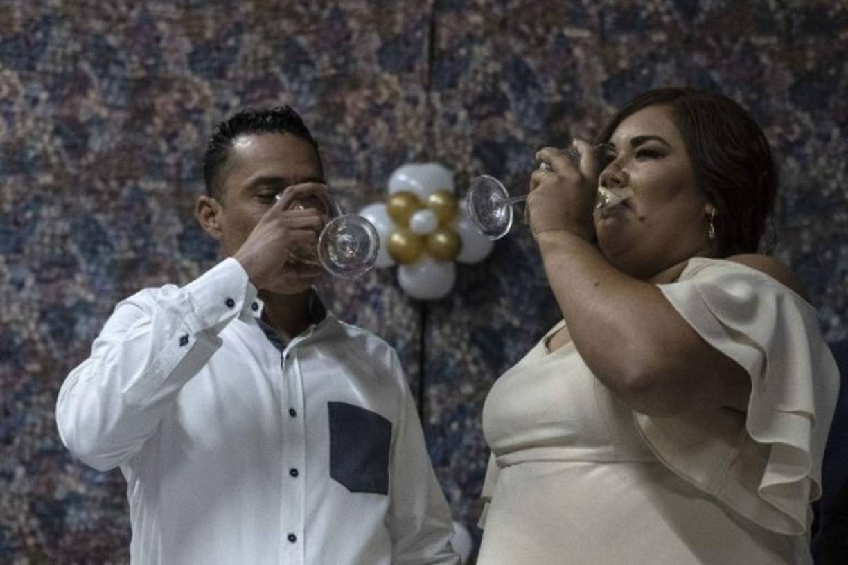 Una caravana con al menos 7,000 personas partió de San Pedro Sula rumbo a los Estados Unidos.