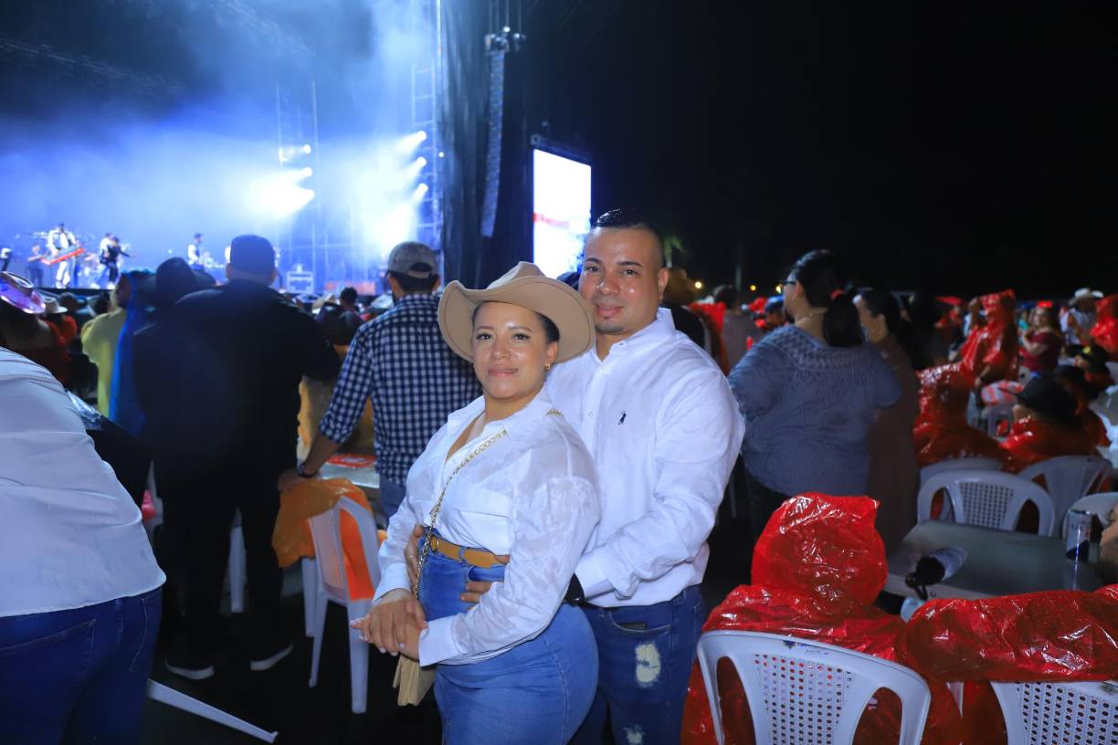 Britania Vallejo llegó acompañada de Franklin Fernández.