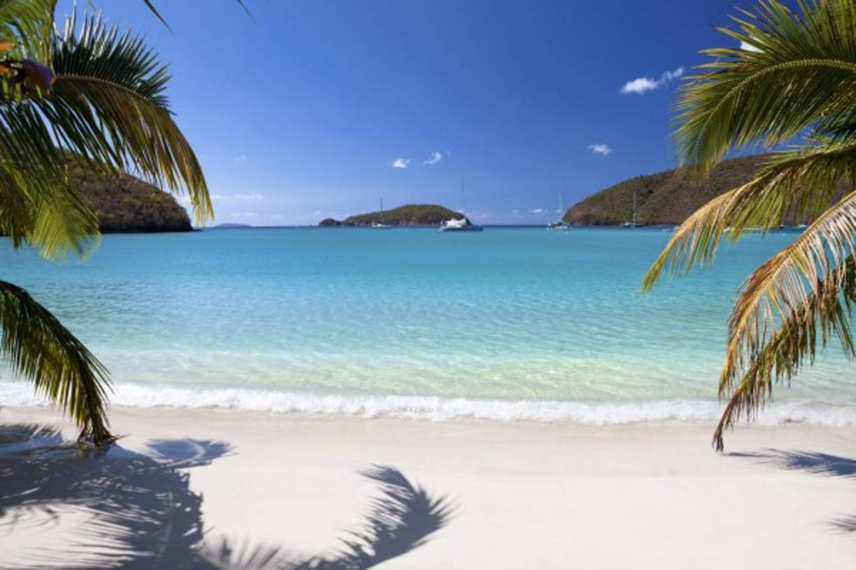 18. Playa Maho: Es una Playa del Mar Caribe en la isla de San Martín, famosa por el Aeropuerto Internacional Princesa Juliana, adyacente a la playa. Una de las cosas que más llama la atención es la observación de aviones que pasan por encima de la playa. Por tal razón, los horarios de llegadas y salidas diarias de las aerolíneas se muestran en una tabla en la mayoría de bares y restaurantes en la playa.