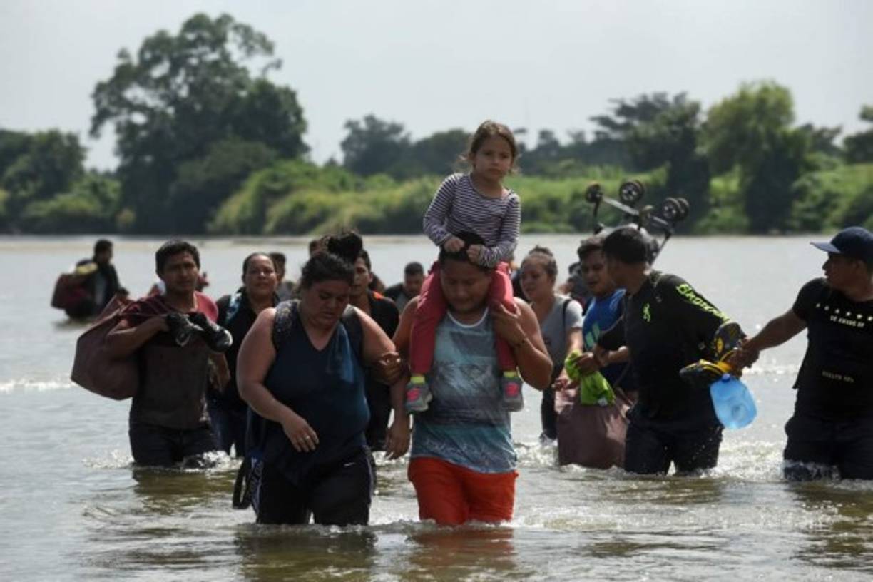 Mientras tanto, una nueva caravana de migrantes salvadoreños que se dirigen a los EEUU. Llegaron a Ciudad Hidalgo, México, después de cruzar el río Suchiate desde Ciudad Tecún, Uman, Guatemala.