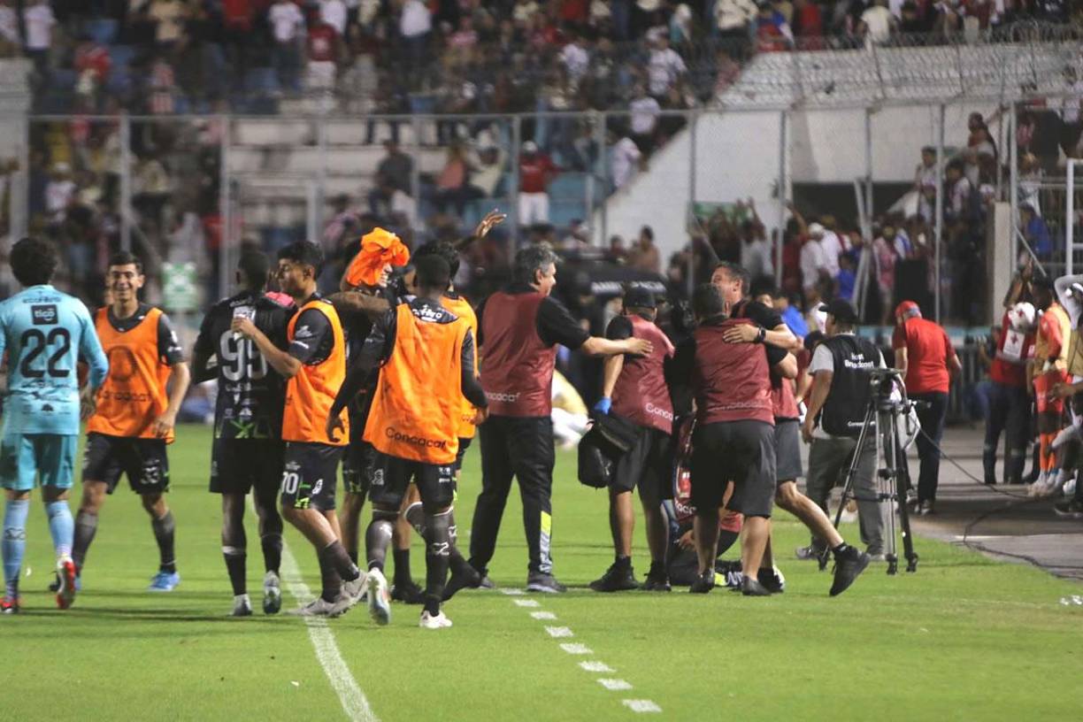 Los jugadores del Antigua celebrando la clasificación a cuartos de final de la Copa Centroamericana 2024.