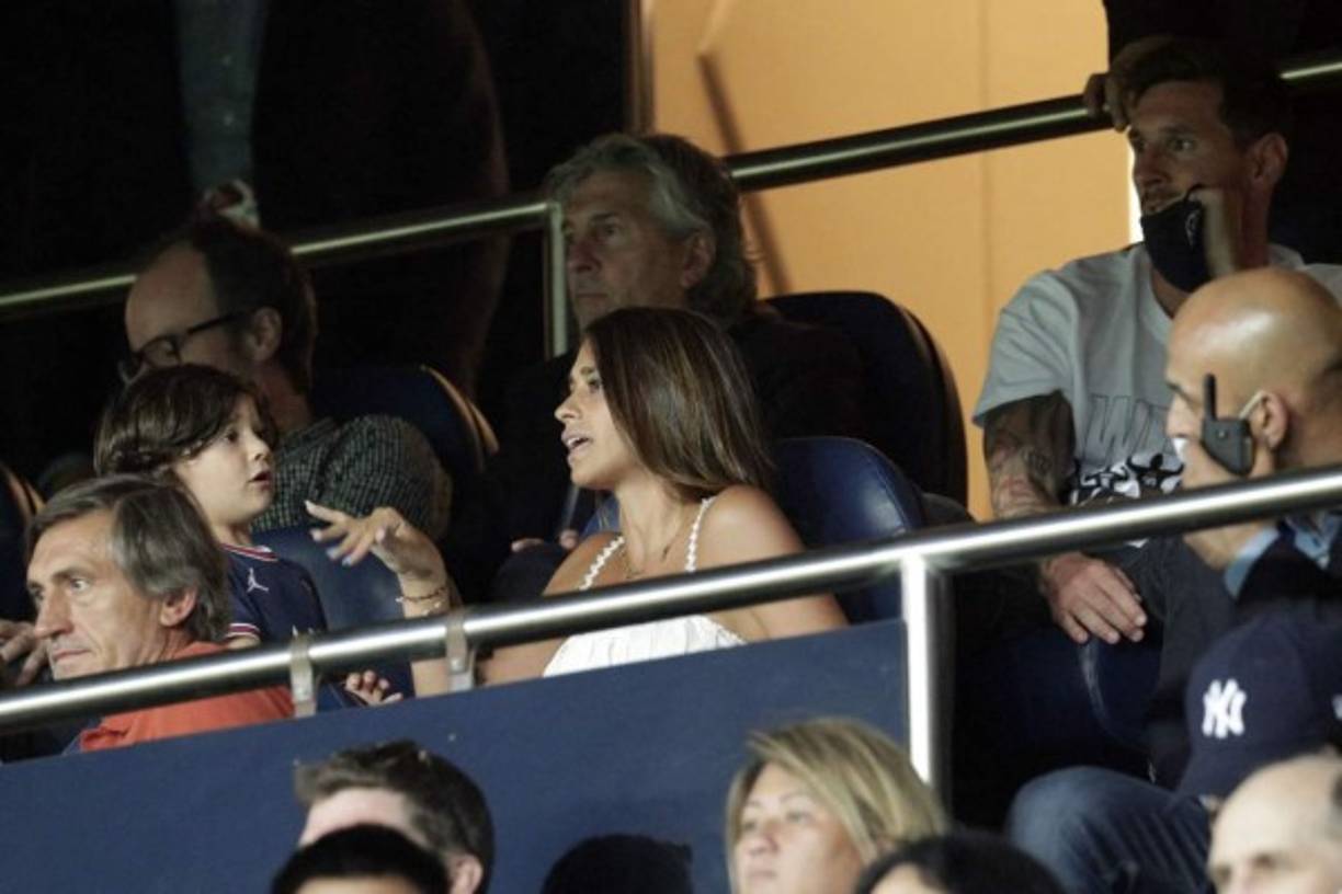 No podía faltar su belleza. Antonela Roccuzzo estuvo presente en el palco del PSG acompañando a Messi. También sus hijos y su padre Jorge Messi.