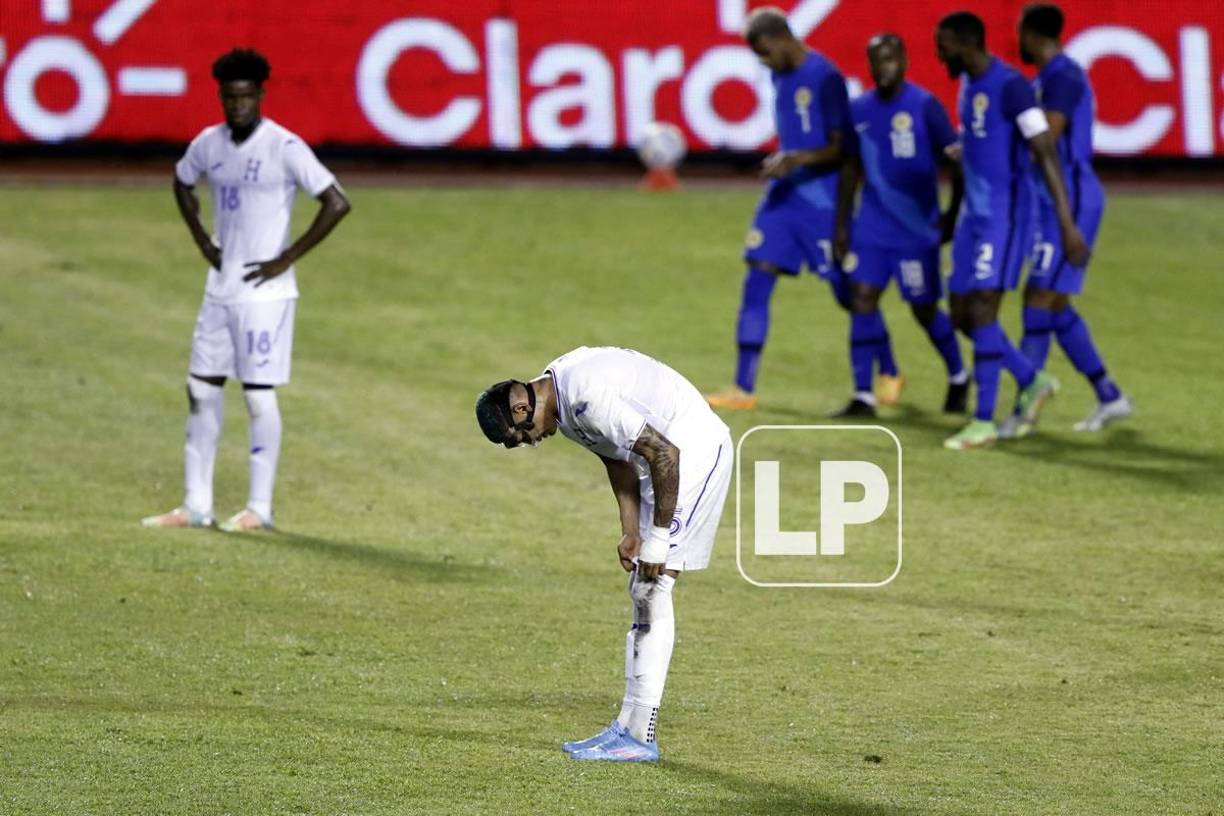Kervin Arriaga, cabizbajo tras el primer gol de Curazao.