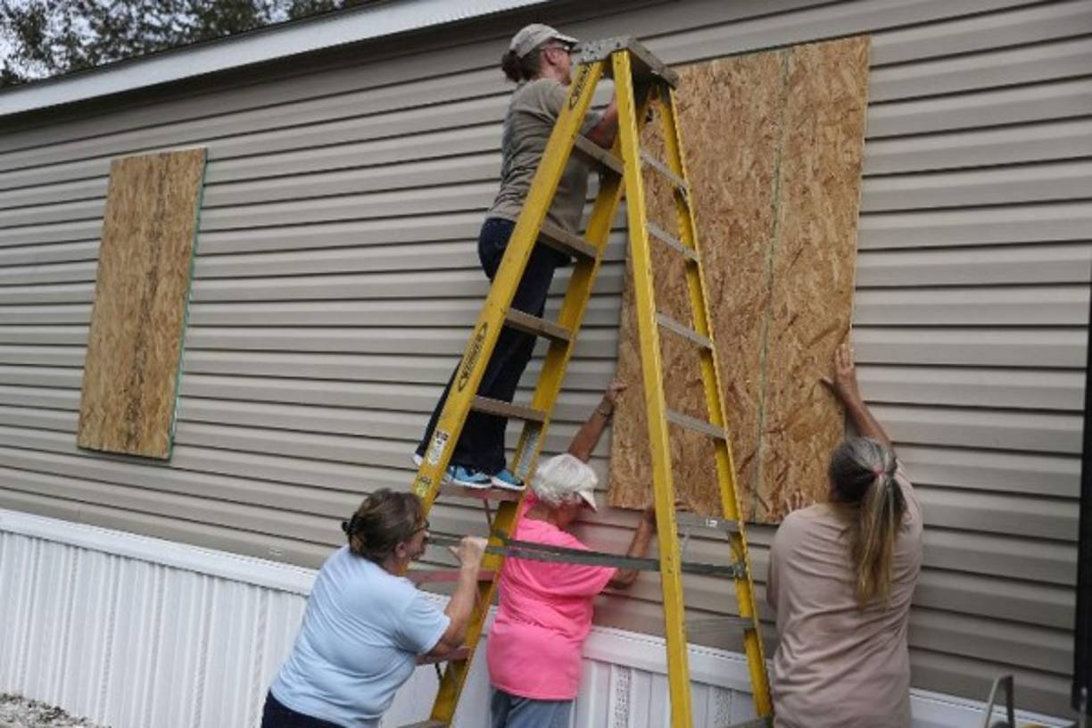 'Estamos a 12 horas de comenzar a sentir el impacto', dijo Scott al noticiero ABC. 'El potencial de una marejada de 12 pies [3,6 metros] es simplemente mortal'.