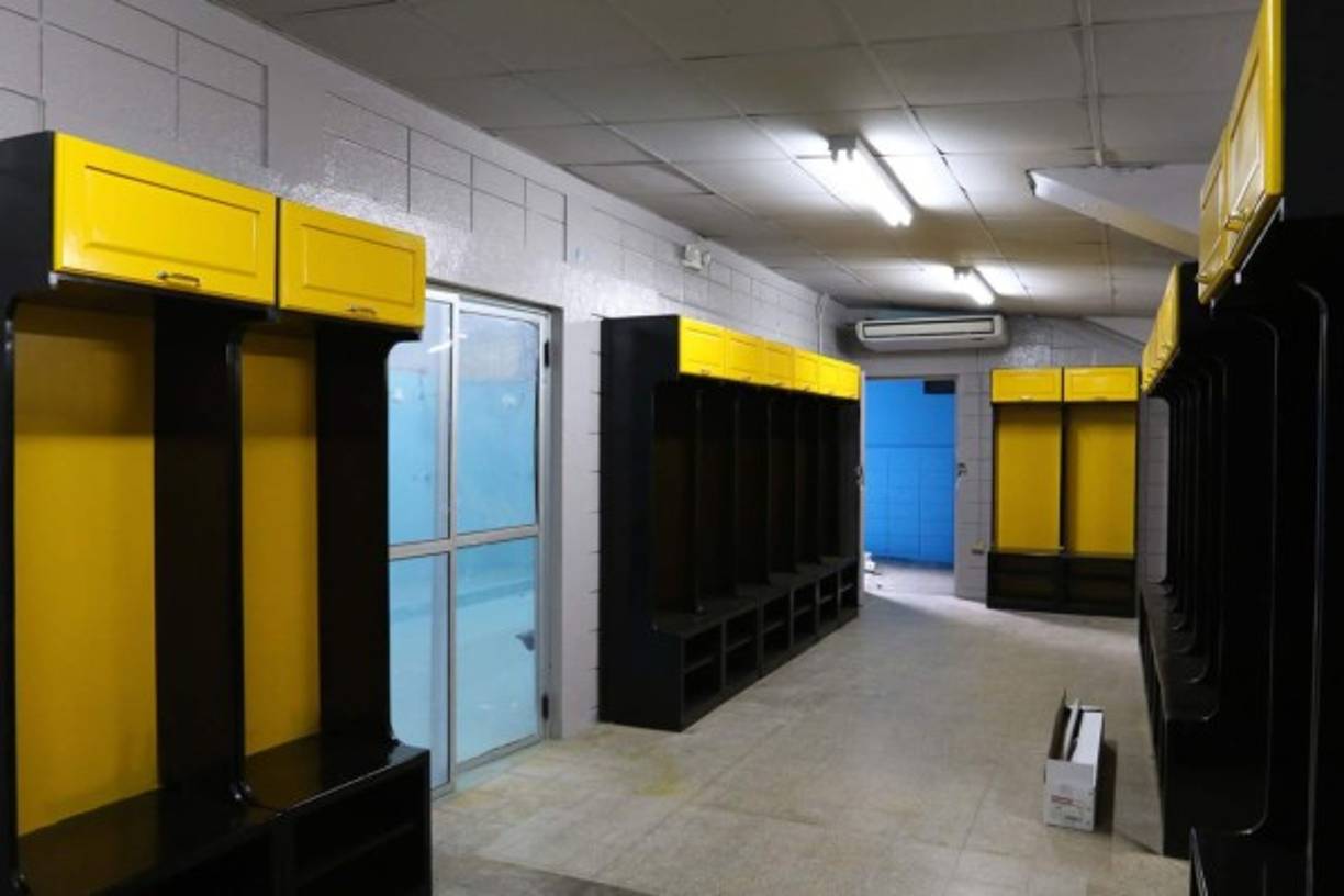 Antes de la remodelación, los jugadores se sentaban en bancas y no había donde colocar los implementos deportivos.