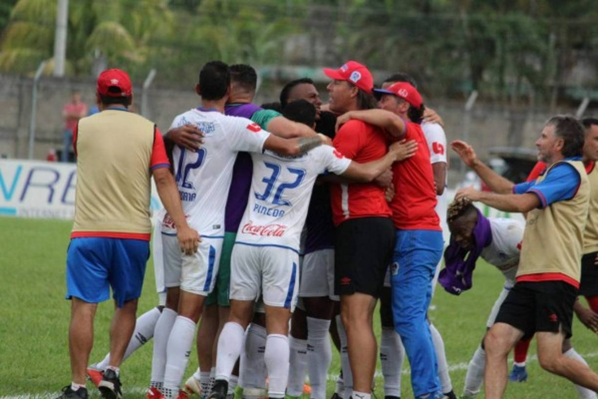 Jugadores y cuerpo técnico del Olimpia celebrando de manera eufórica el gol de la victoria que marcó Ever Alvarado ante Real Sociedad.