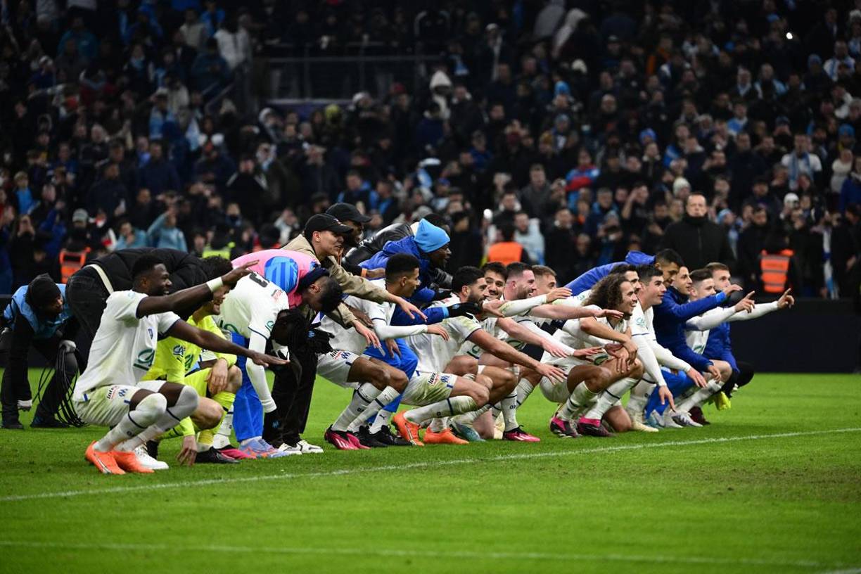 La celebración de los jugadores del Olympique de Marsella tras clasificar a cuartos de final de la Copa de Francia y eliminar al PSG.