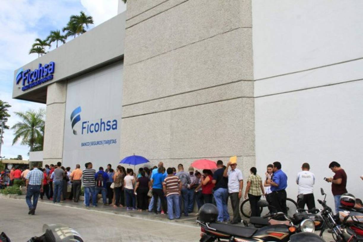 Fila en banco Ficohsa en San Pedro Sula.