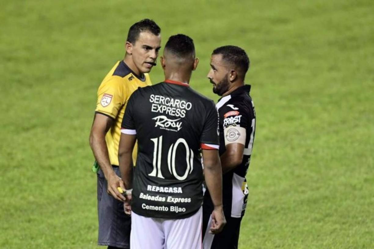 El árbitro pidió calma a Mario Martínez y Jason Coronal tras la bronca.