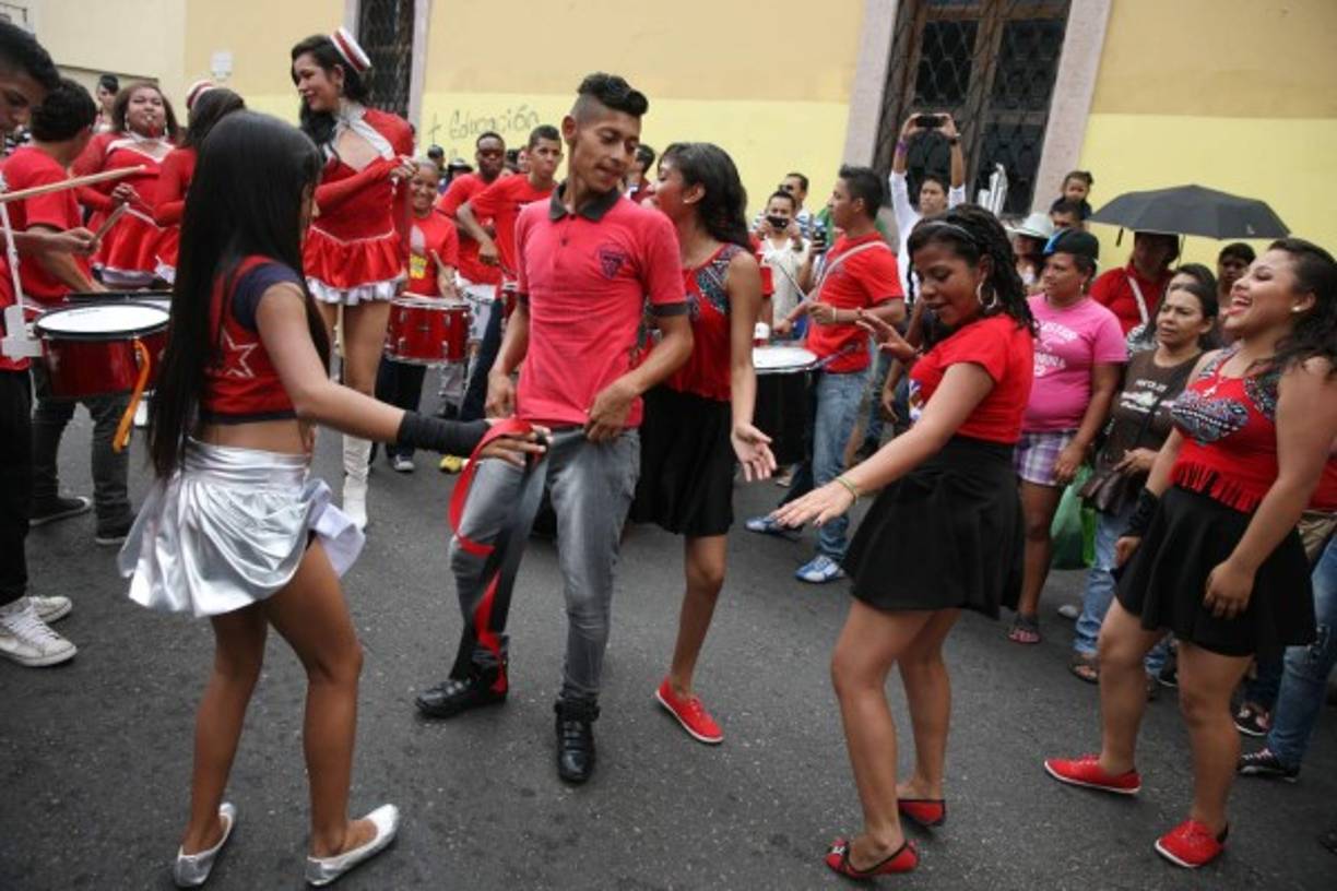 La punta y las canciones nacionales fueron algunas que los integrantes de Libre bailaron.