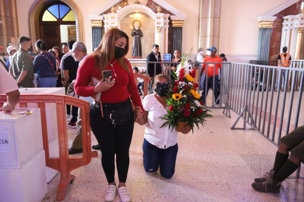 Miles de hondureños llegaron a la Basílica Menor Nuestra Señora de Suyapa para conmemorar los 276 años del hallazgo de la Virgen de Suyapa.