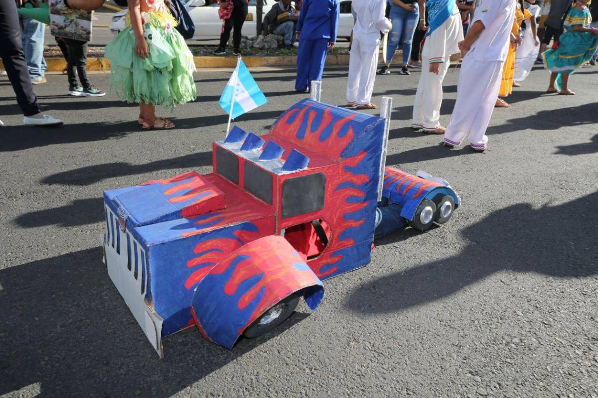 Un niño se “transformó” en un cabezal de optimus prime durante el desfile.