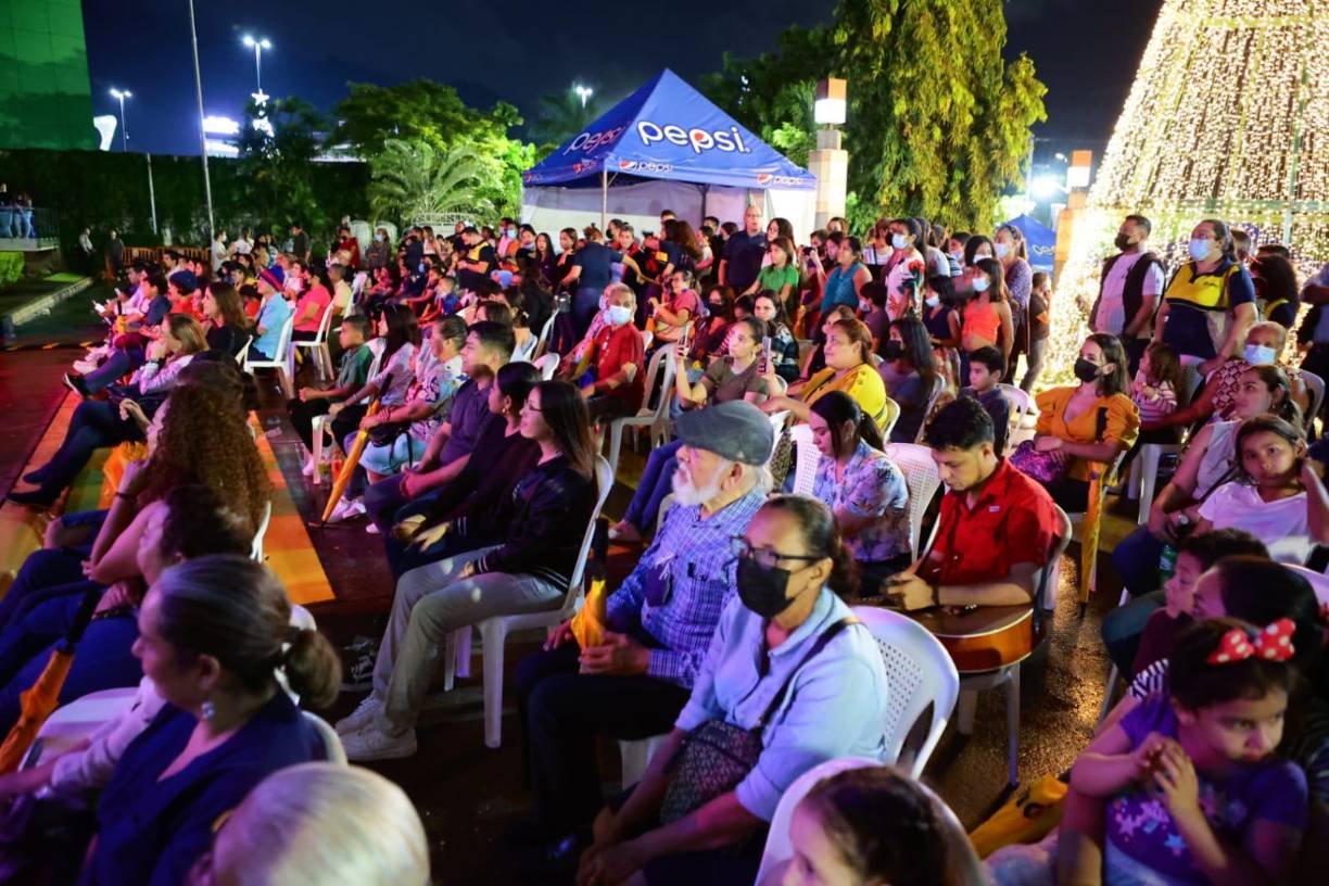 Hubo derroche de talento y cultura en el inicio de las fiestas decembrinas con la participación de La Versátil, Proyecto Teatral Futuro, los coros infantiles SPS, Obras Sociales Vicentinas y la Usap.