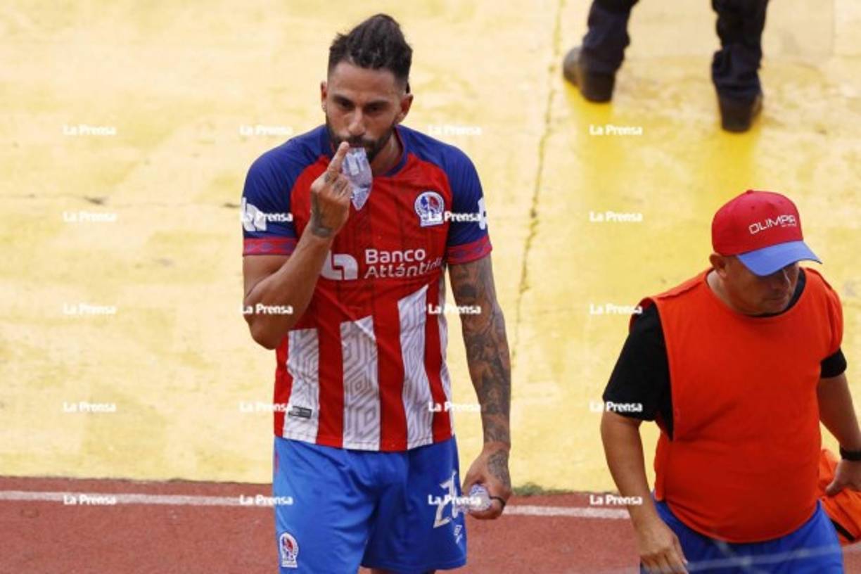 El defensa argentino Jonathan Ferrari fue expulsado en el Olimpia contra el Marathón y así abandonó el campo, con un gesto obsceno.