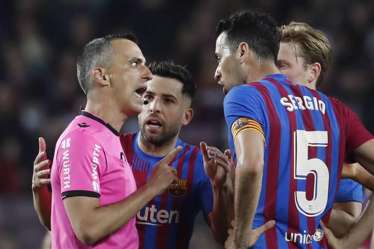 Sergio Busquets, Jordi Alba y Frenkie de Jong le reclaman al árbitro del partido.