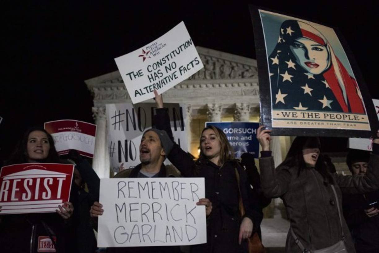 Los manifestantes también protestaron contra la nominación del juez Neil Gorsuch a la Corte Suprema de Justicia.