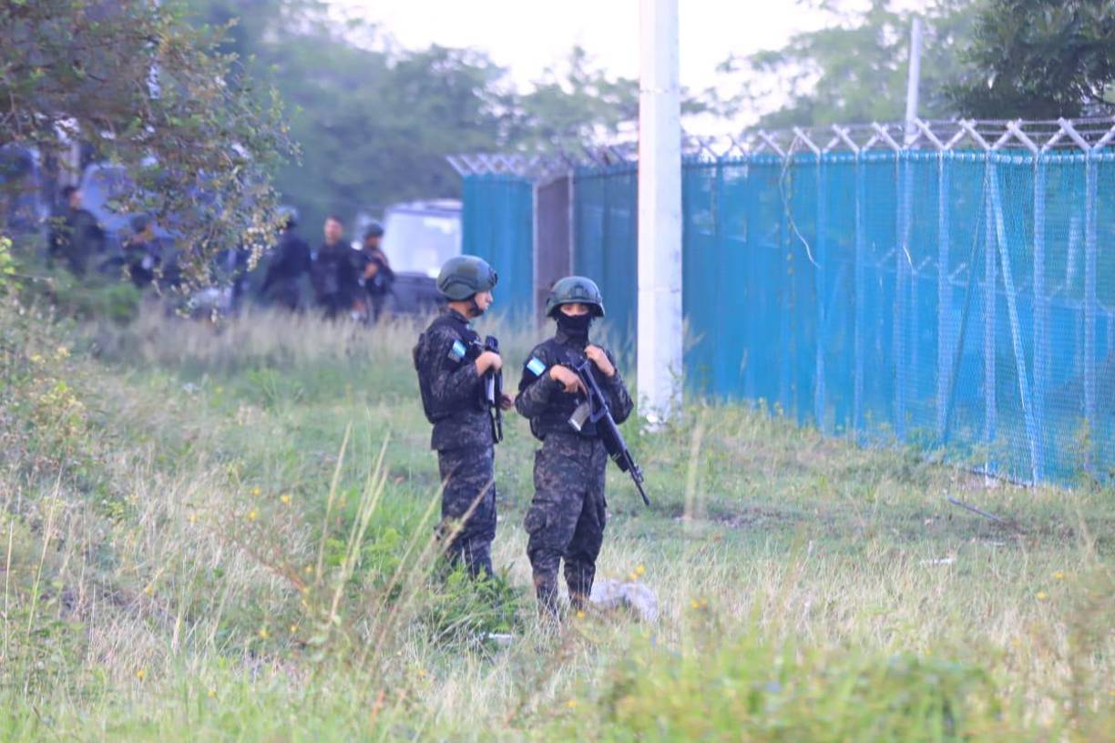 Militares resguardan los alrededores de “El Pozo” durante la intervención que se lleva a cabo este martes. 
