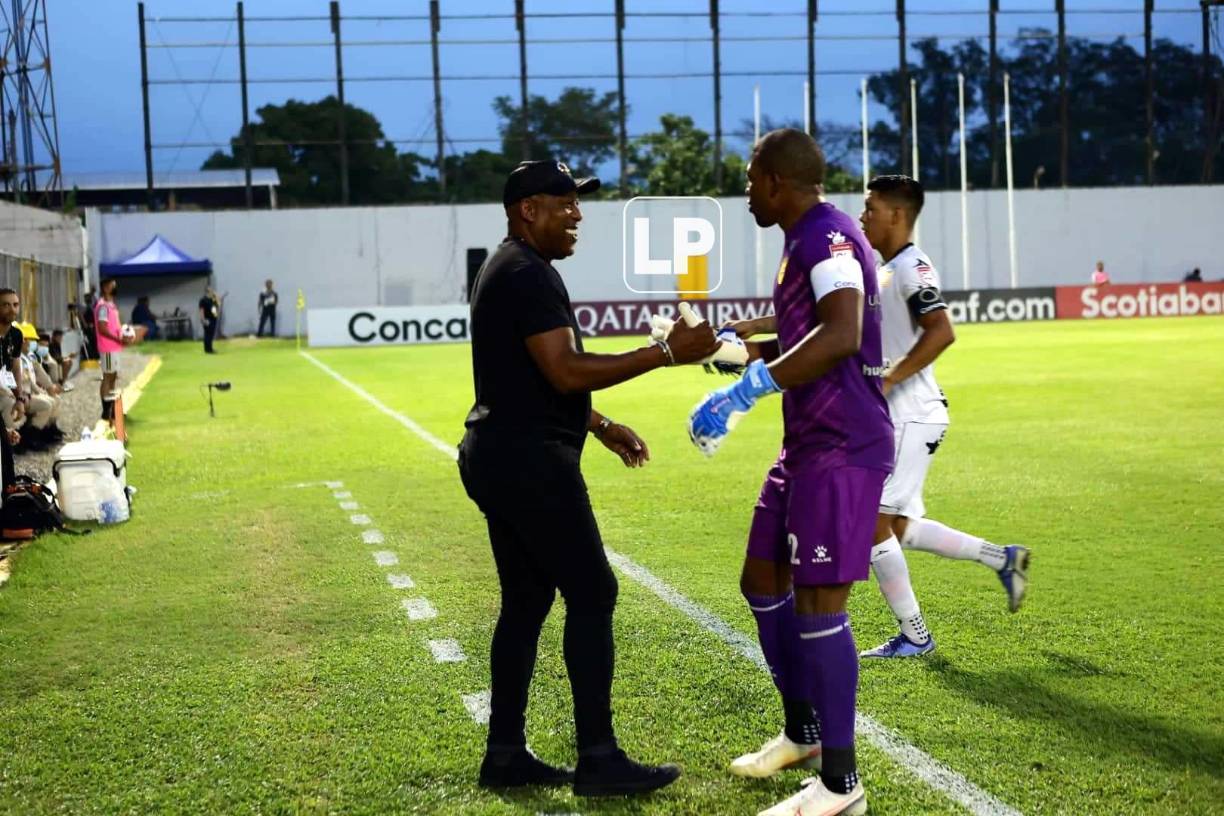 El entrenador del Herediano, Hernán Medford, saludando muy sonriente a Luis ‘Buba‘ López.