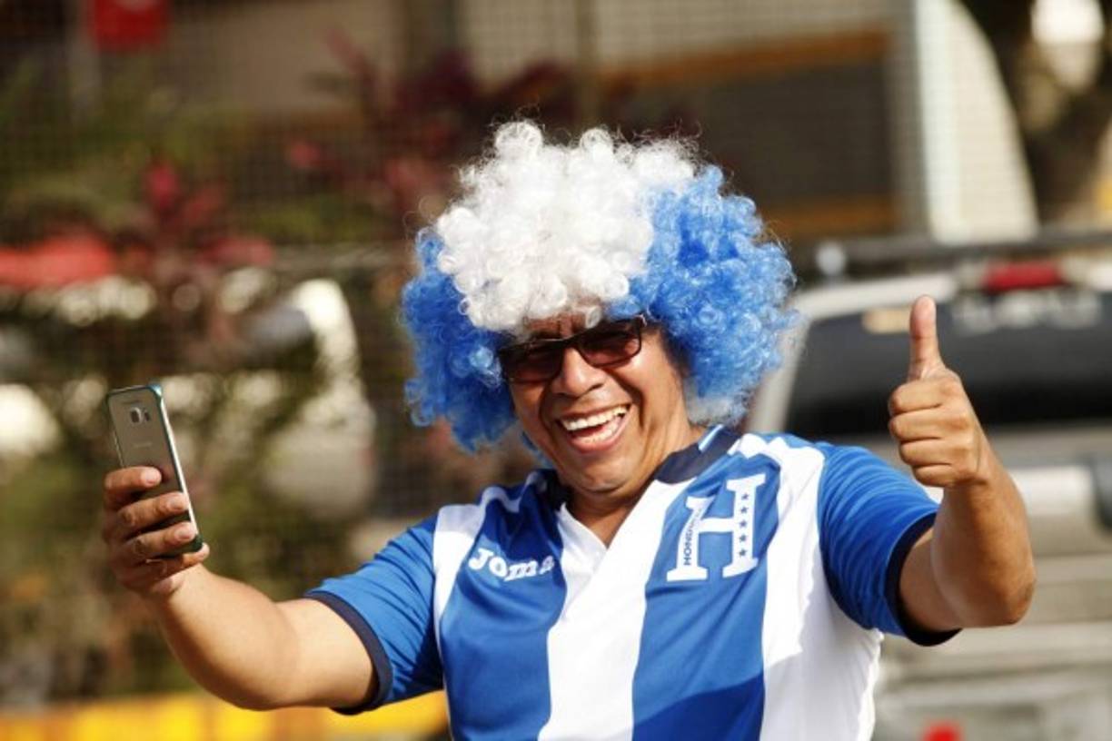 Con rostros de alegría y vistiendo los colores, así comenzaron a llegar los aficionados.