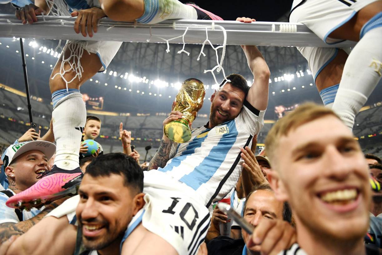 De la mano de Lionel Messi, la selección de Argentina se consagró campeona del Mundo al vencer en tanda de penales a Francia y la locura fue evidente en todos los jugadores argentinos.