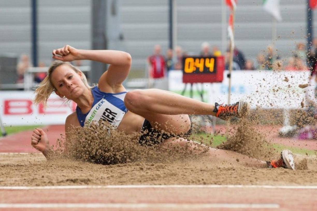 ATLETISMO. ¡A la arena! La heptatleta suiza Michelle Zeltner en plena acción durante el segmento de salto de longitud en la competencia en Ratingen, Alemania. Foto: EFE/Maja Hitij
