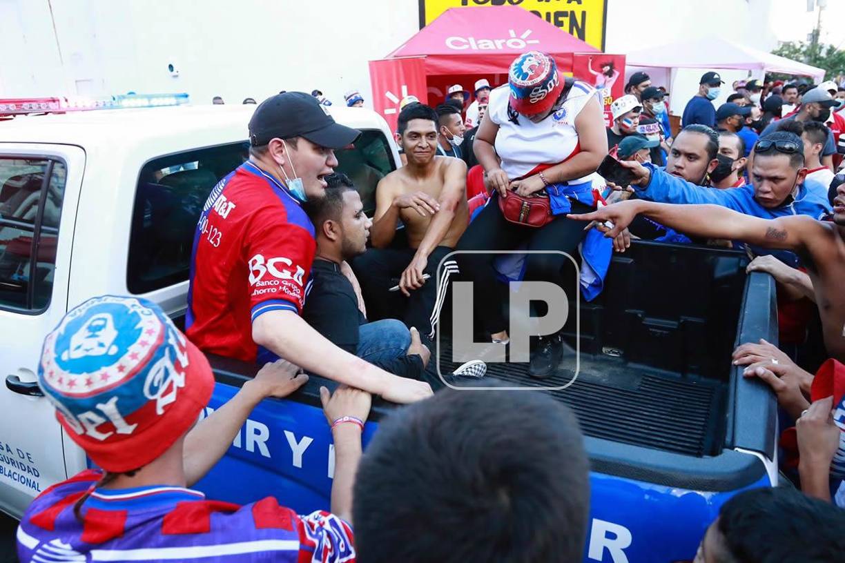 Estos aficionados del Olimpia fueron detenidos por la Policía Nacional.
