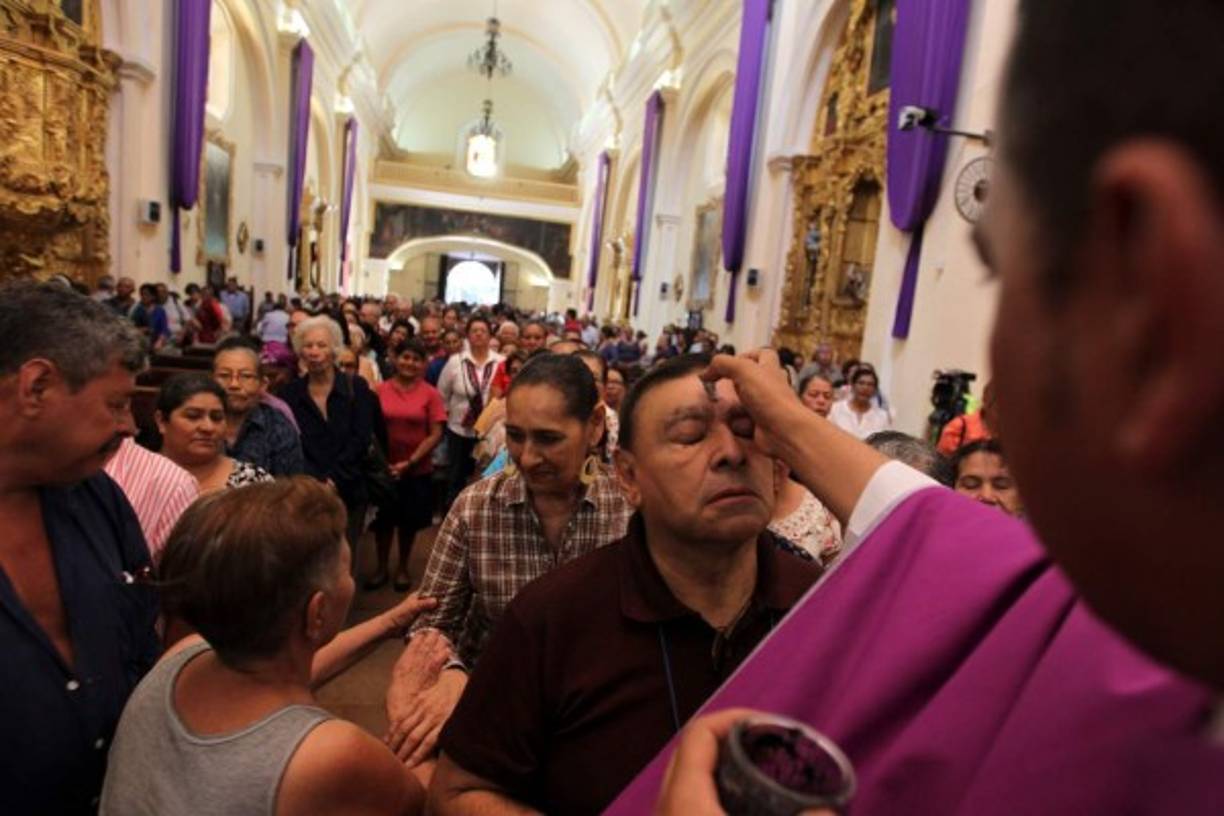 Los hondureños se preparan para vivir la Cuaresma en la catedral San Miguel Arcángel de Tegucigalpa. EFE