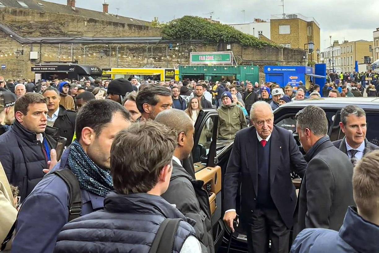 El rey emérito Juan Carlos I de España llegando a Stamford Bridge, el estadio del Chelsea, para ver el partido del Real Madrid.