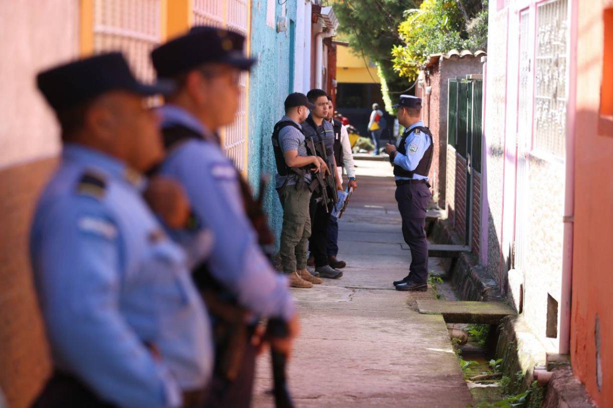 Vecinos y parientes de la mujer, al verla herida, llamaron al número de emergencias 911 para pedir auxilio.