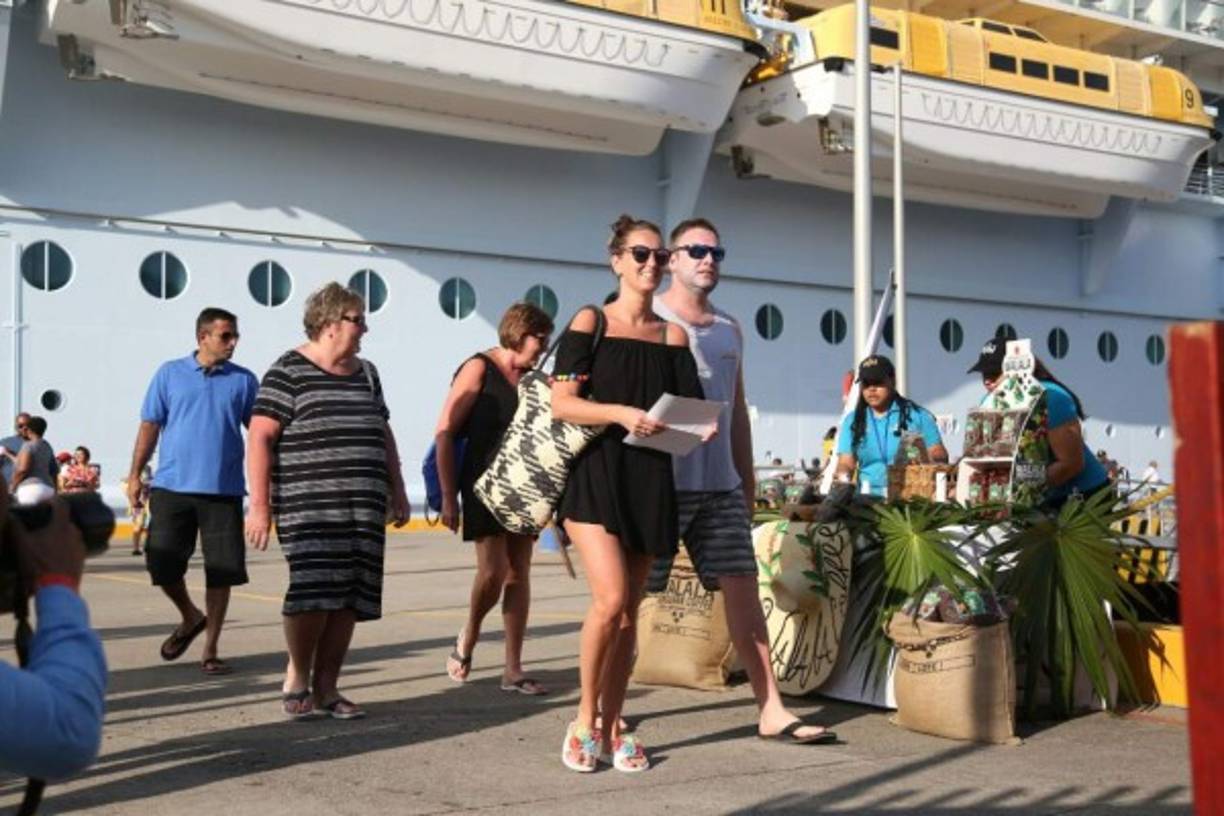 Allure of the Seas, el mejor crucero del mundo, ancló en el muelle de Roatán a las 6:20 de la mañana.