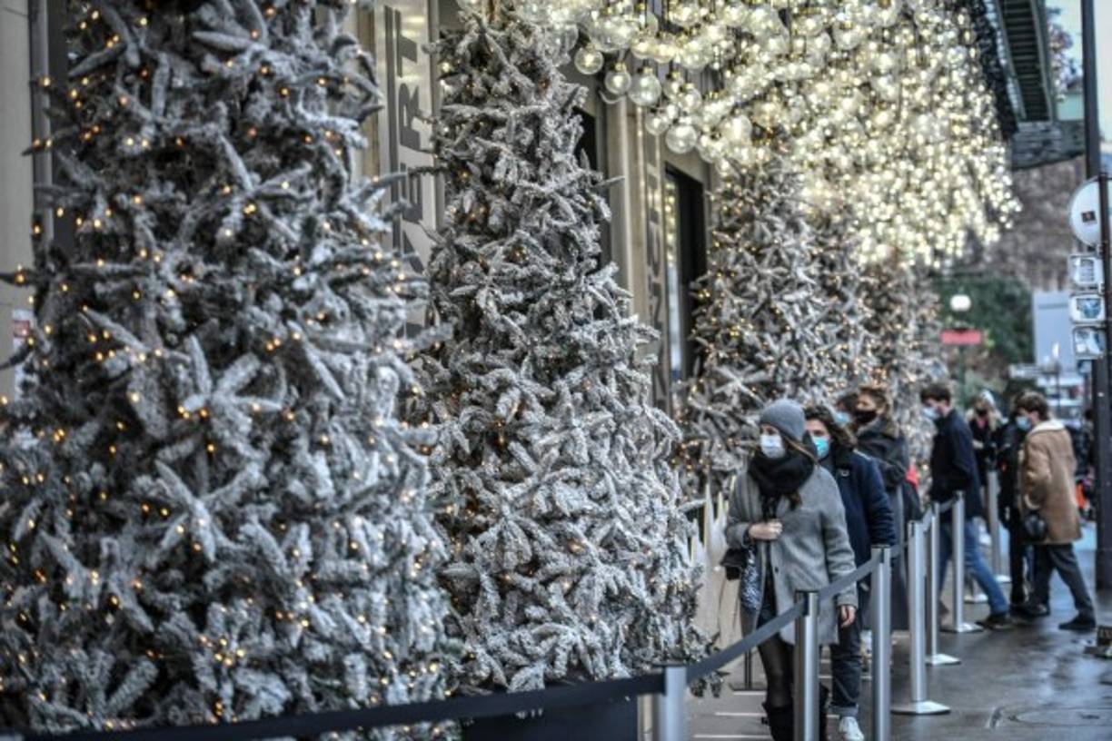 En Francia, algunas calles de la ciudad de París fueron adornadas con árboles navideños para que los ciudadanos disfrutaran de la navidad en medio del frío y de la pandemia del covid-19.