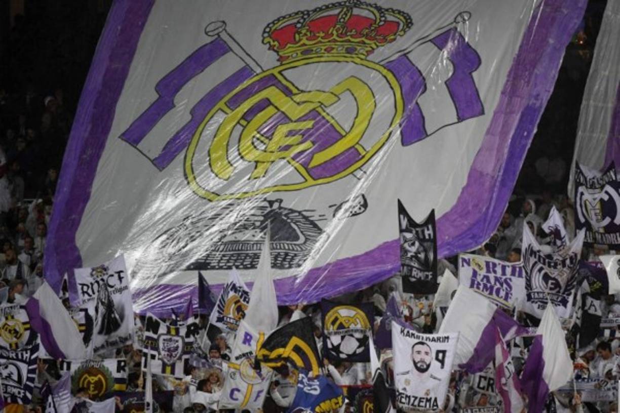 La afición del Real Madrid recibió a lo grande al club merengue en el estadio Santiago Bernabéu. Presentó este bello mosaico previo al pitazo inicial.