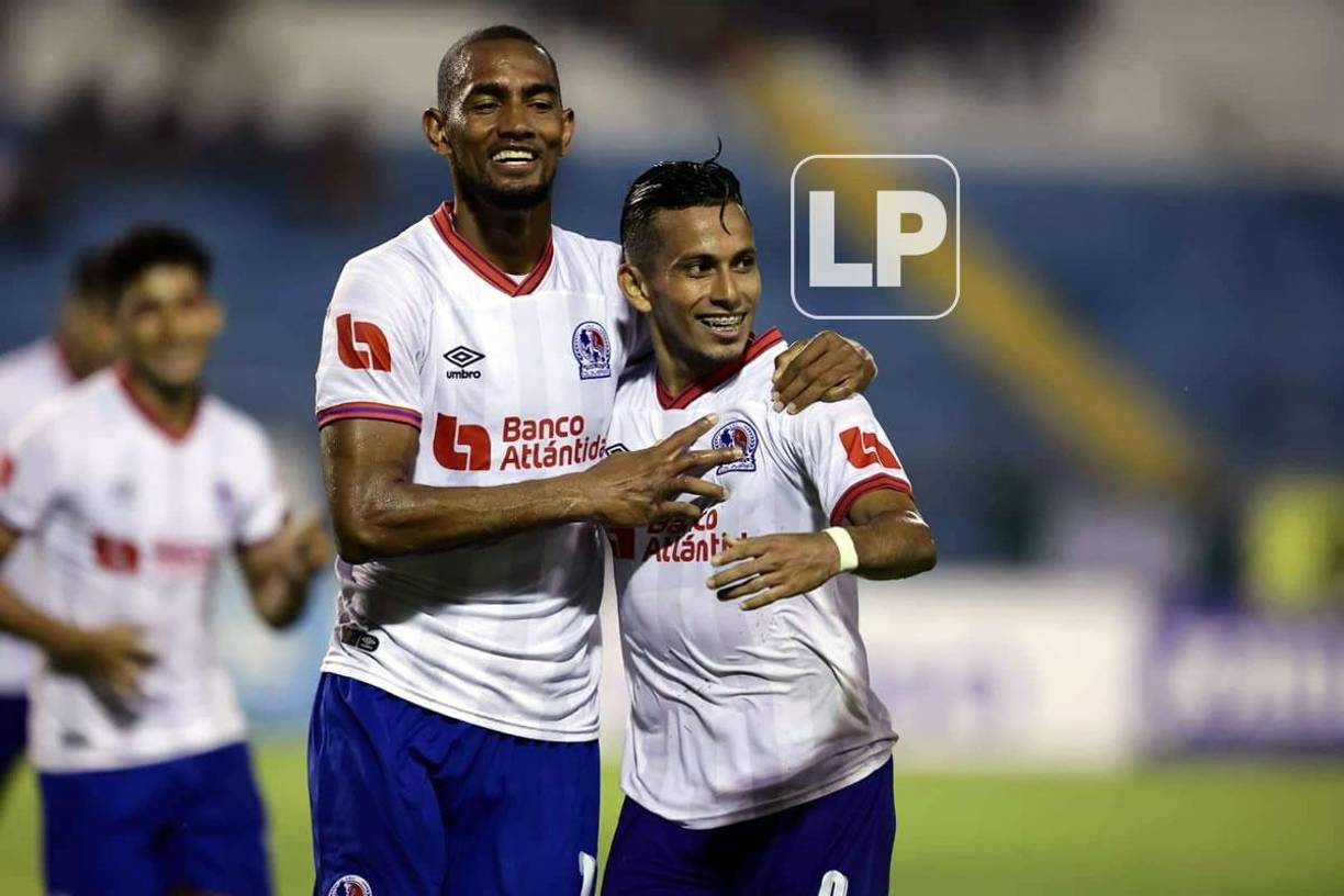 Edwin Rodríguez festejando junto a Jerry Bengtson su golazo.