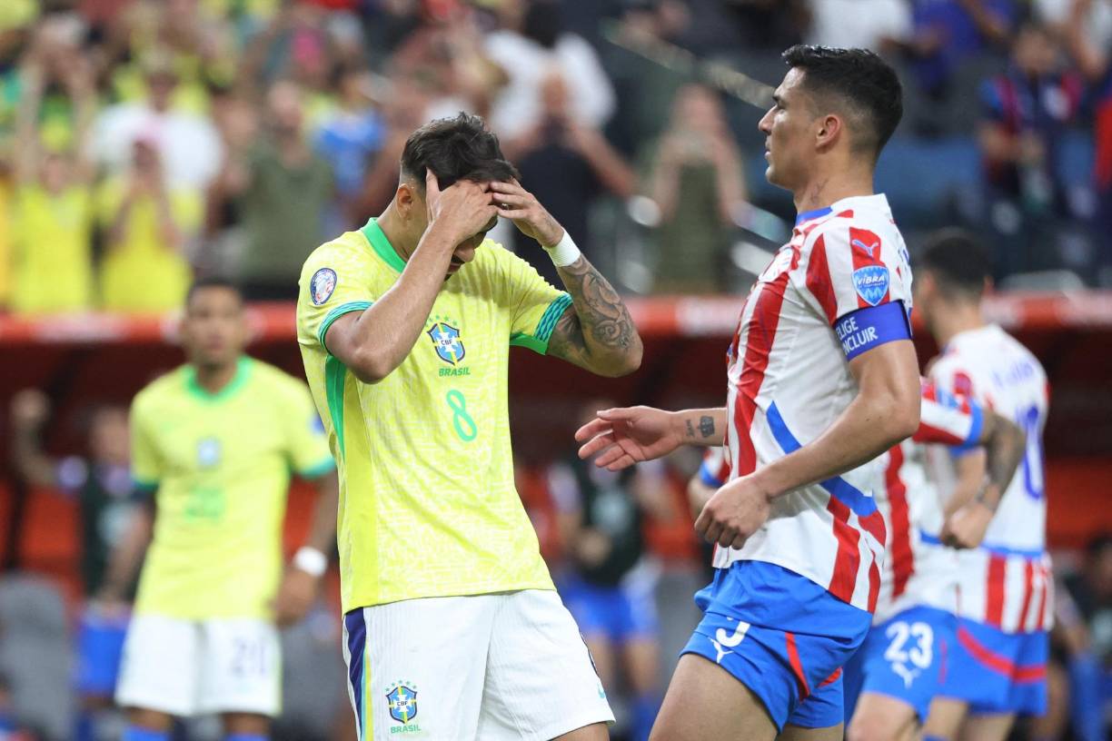 En el primer tiempo, un contragolpe brasileño en el que un disparo de Paquetá encontró el brazo de Andrés Cubas cuando se estaba girando y el juez sancionó penal. El propio Paquetá demandó la pelota pero su disparo salió desviado. 