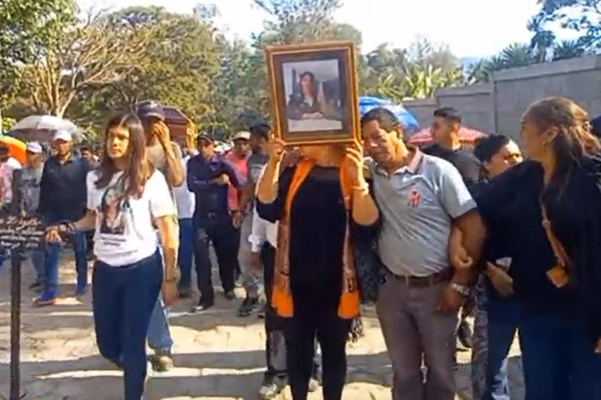 Los restos mortales de Ana Hernández fueron llevados al cementerio de la colonia Aurora den Zambrano, Francisco Morazán.