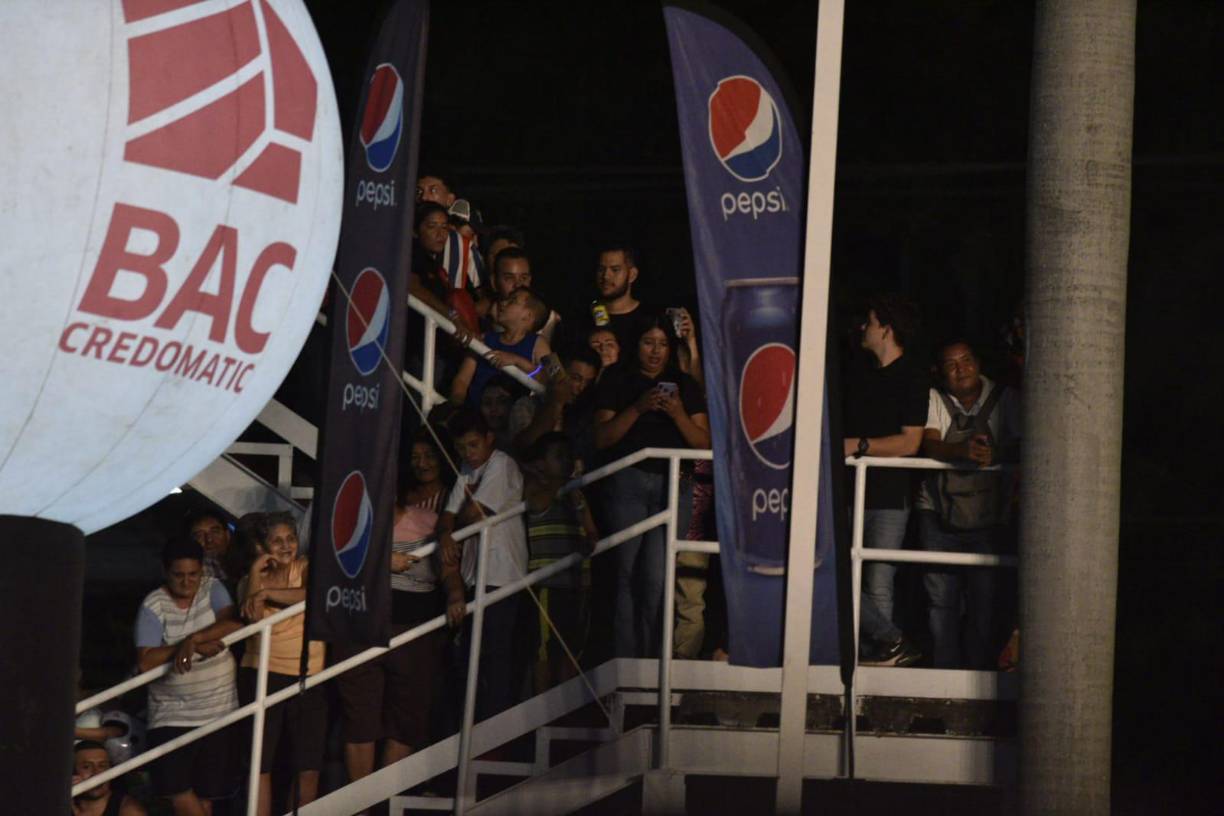 Y es que un grupo de hondureños se instaló en el puente peatonal que está ubicado en frente del Mall Multiplaza. 