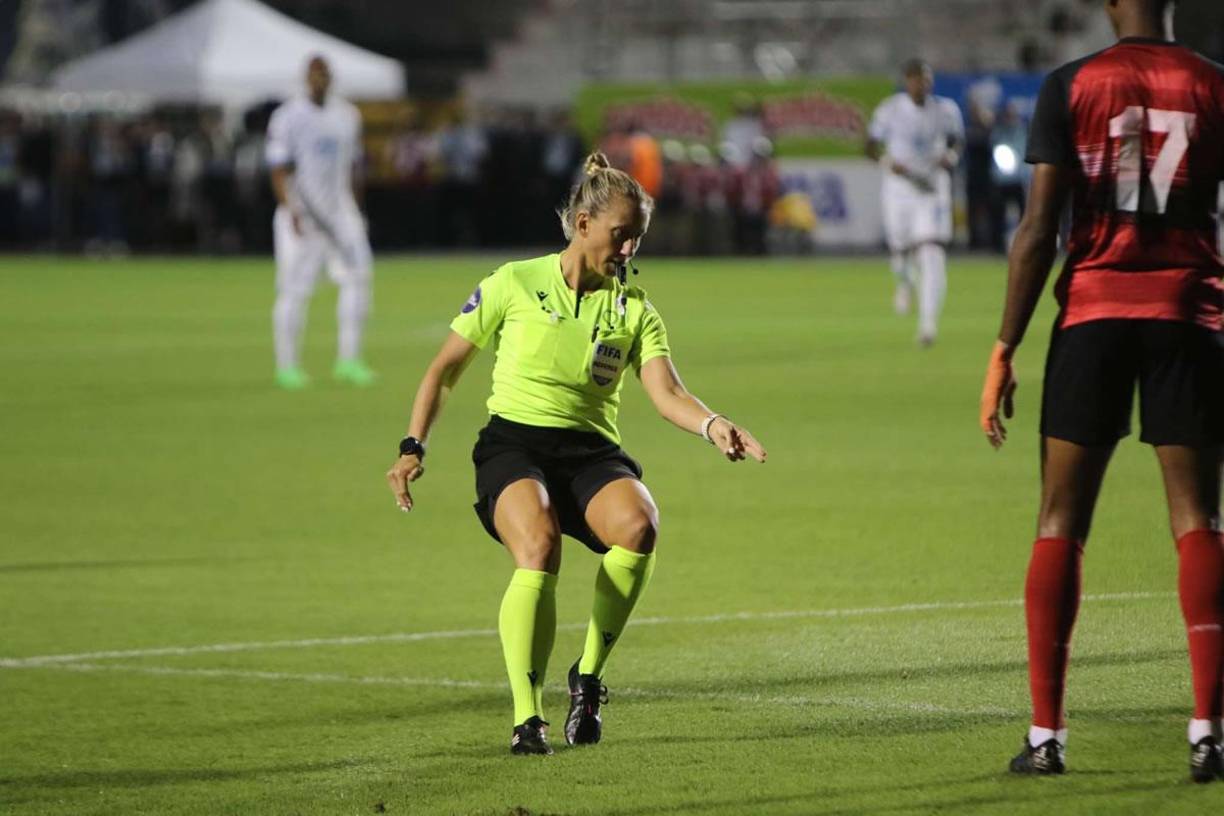 La árbitra estadounidense Tori Penso fue la encargada de pitar el partido de Honduras vs Trinidad y Tobago.