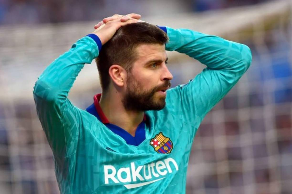 Gerard Piqué se lamenta luego de que no le pitaran un penal al Barcelona en los últimos minutos del partido.