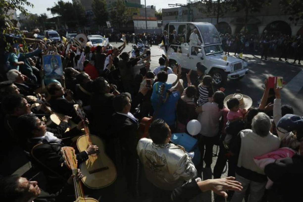Los mariachis acompañaron a Francisco durante su recorrido en el Papamóvil por la capital mexicana.