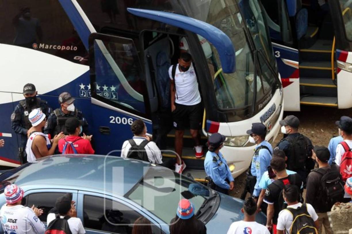 La llegada del Olimpia a Danlí. La plantilla merengue fue recibida por aficionados en las afueras del estadio Marcelo Tinoco previo al partido contra Real de Minas.