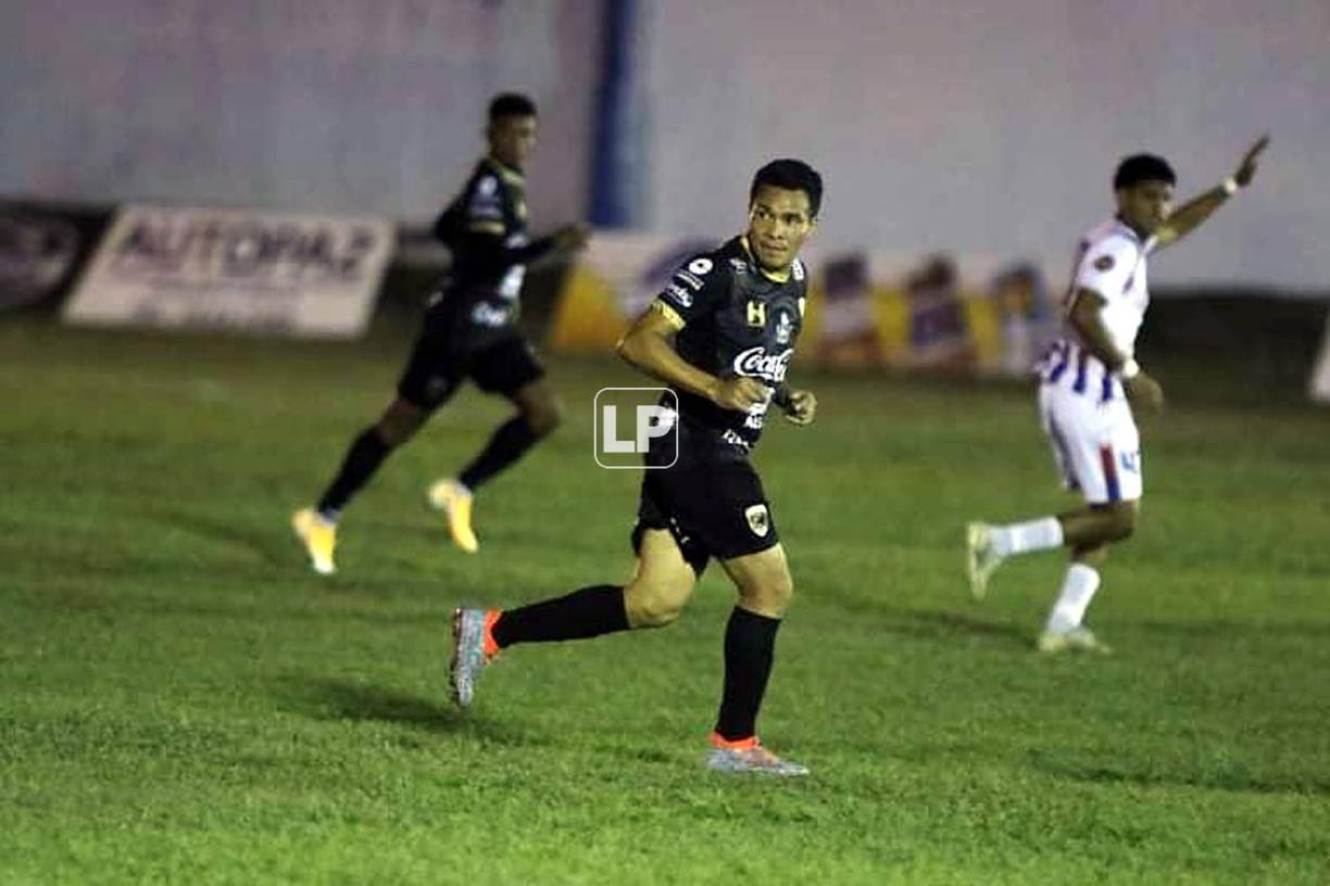 La presencia de ‘Rambo’ de León causó mucha locura en Santa Bárbara al reaparecer en el fútbol a sus 42 años.