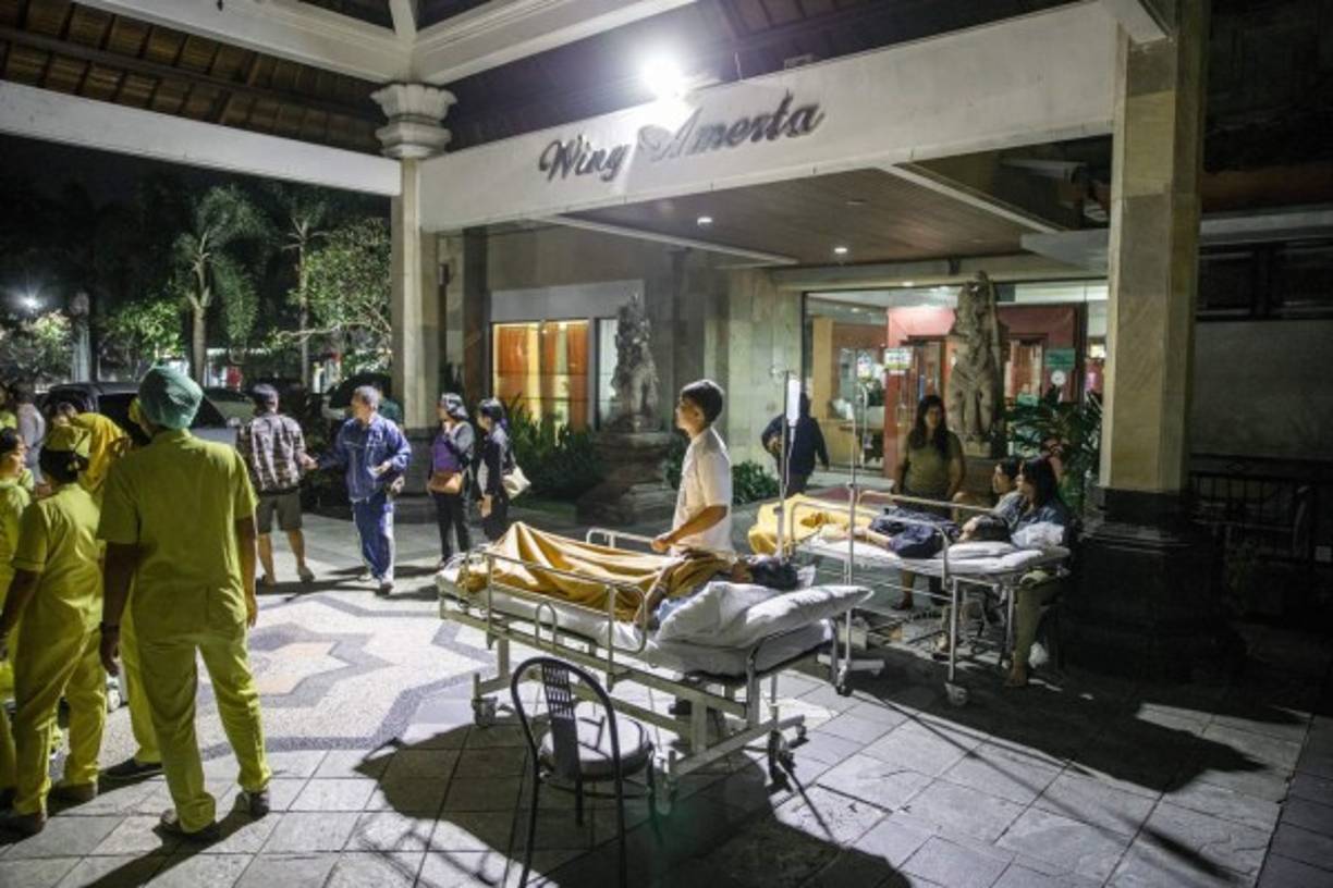 Las autoridades del principal hospital en Denpasar, Bali, evacuaron a sus pacientes a los exteriores del edificio tras el fuerte terremoto registrado esta madrugada.