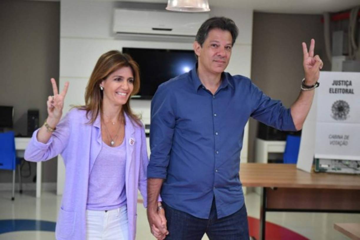 Haddad votó en el barrio de Moema, de Sao Paulo, afirmando que tiene 'mucha esperanza en el resultado. La nación está en peligro, la democracia está en peligro, las libertades individuales están en peligro', pero 'Brasil despertó en los últimos días', agregó, antes de retirarse haciendo tambièn la 'V' de la victoria.