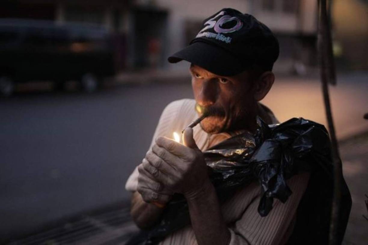 Un 'cartonero' en San José (Costa Rica). Mucho del material recolectado por los 'cartoneros' es ordenado y separado para su reciclaje, gran parte del dinero recolectado es utilizado en el consumo de drogas. Invisibles ante los ojos de los transeúntes citadinos, los 'cartoneros', en su mayoría indigentes, al ritmo de las hormigas de trabajo recolectan los cartones desperdigados de los comercios de la capital en San José, Costa Rica. La suma del material recopilado por los cartoneros puede ascender a 8 toneladas diarias, según comenta Víctor Calvo, propietario del centro de reciclaje donde se realiza el acopio de los desechos en San José. Con una paga por kilo de 35 colones ($0,06), se convierte en un pequeño ingreso para estas personas que en su mayoría son dependientes de las drogas y que por esta labor muchos han dejado de robar. EFE/Jeffrey Arguedas<br/>