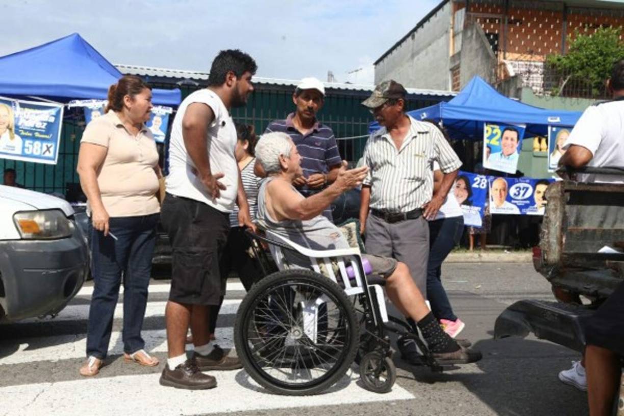 No existe ningún impedimento cuando se trata de participar en la fiesta democrática. Este hondureño es el mejor ejemplo y hoy ejerció su derecho al voto.