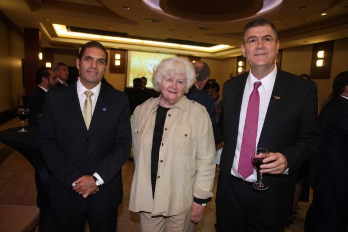 Sergio Guevara, Pamelle Dávila y Elías Kharoufeh.