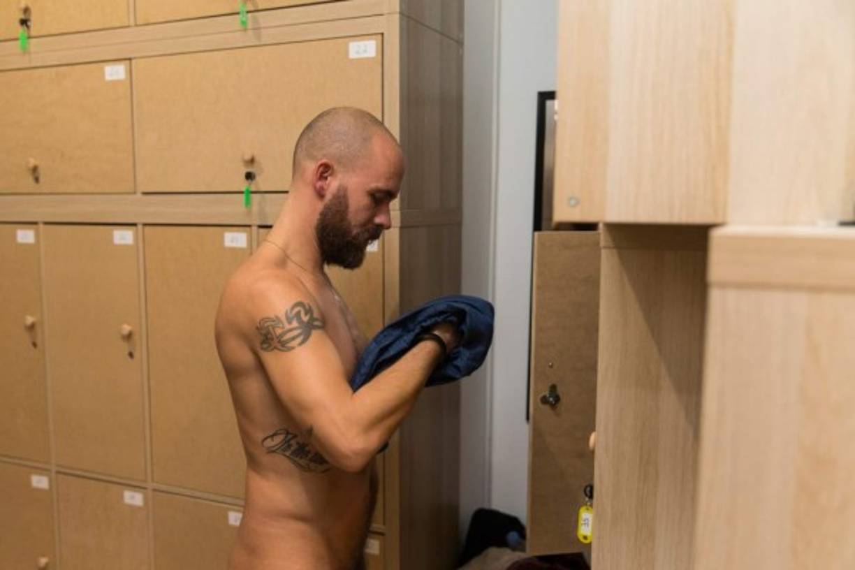 Al ingresar, se debe dejar la ropa en el ropa en un vestuario junto a los teléfonos celulares, para evitar que alguien saque una foto de otros comensales.<br/>