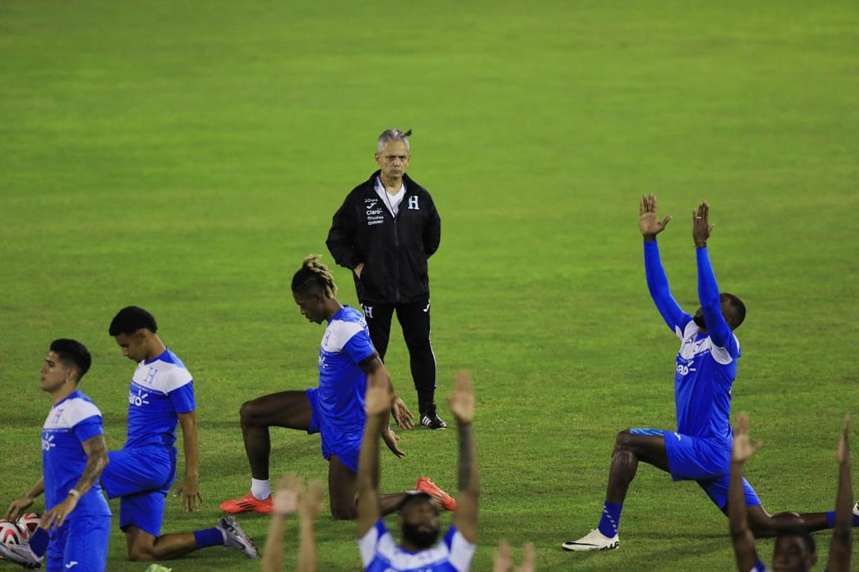 Reinaldo Rueda no perdió de vista ningún detalle en la práctica de la Selección de Honduras.