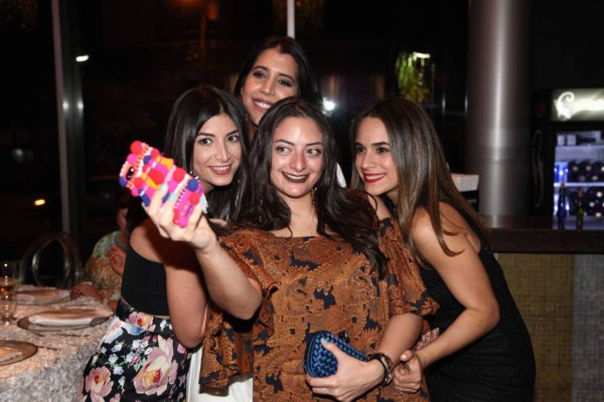 Andrea con Daniela Kattán, Rebeca Rosenthal y Adriana Corrales.